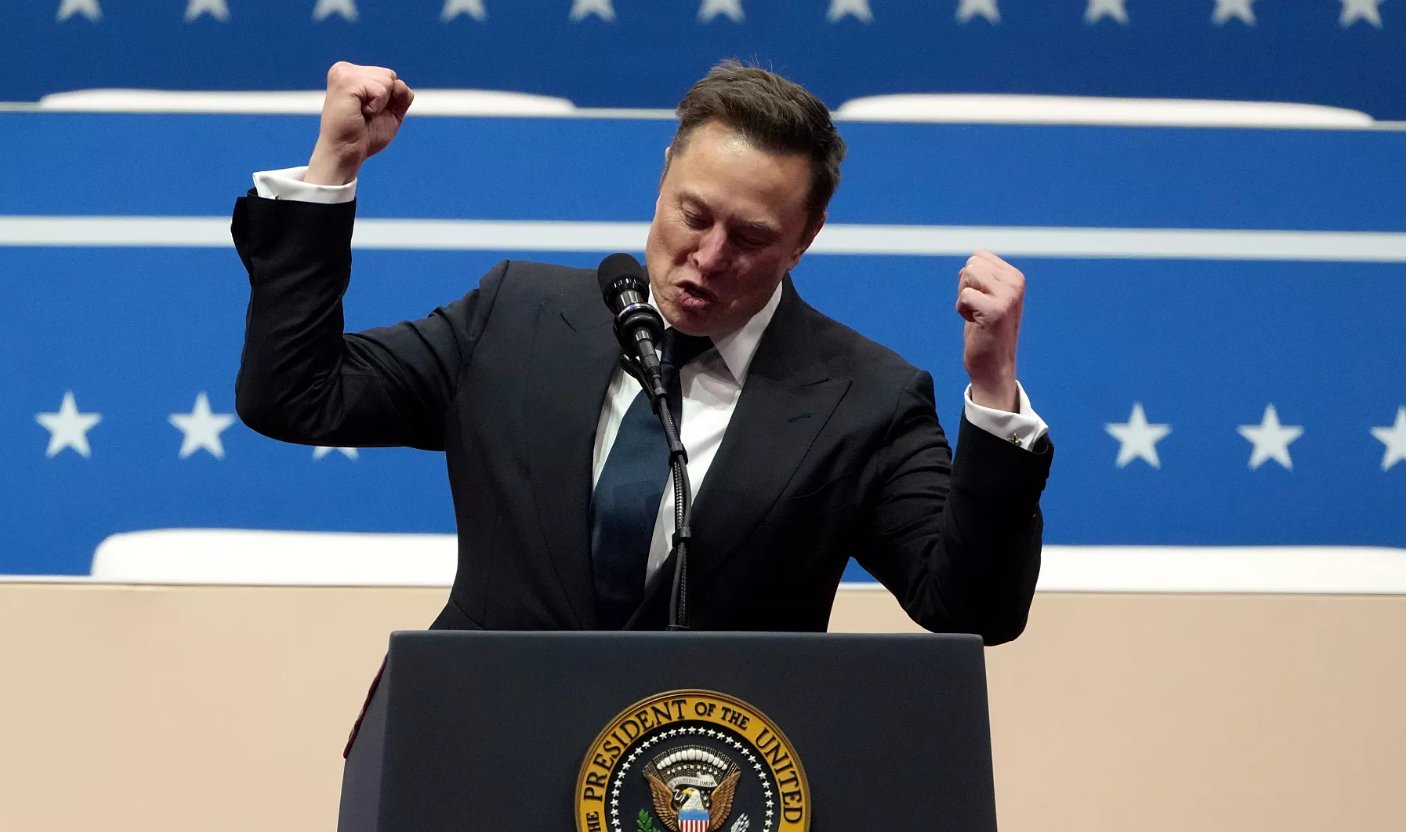 (马斯克本周在公开讲话时激情庆祝)