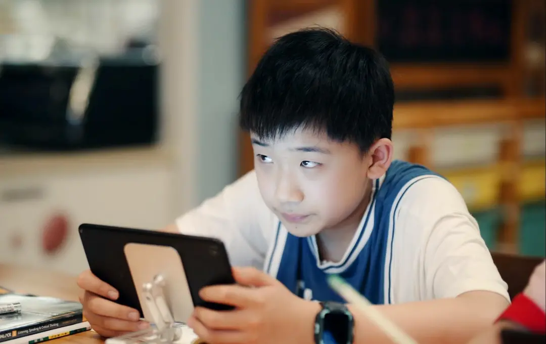 学生禁玩手机,催生地下市场