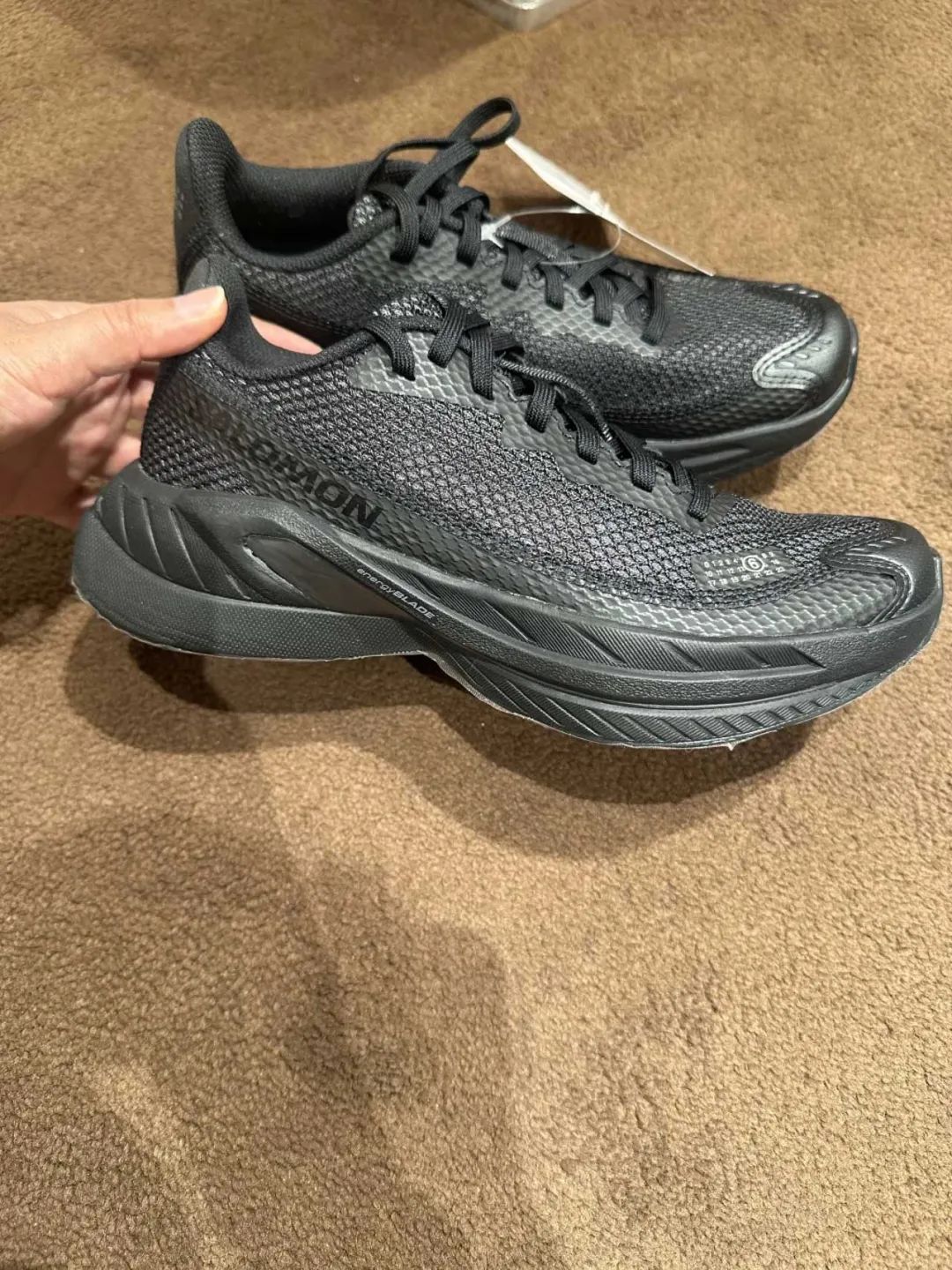 为什么富豪都爱穿「素款运动鞋」?