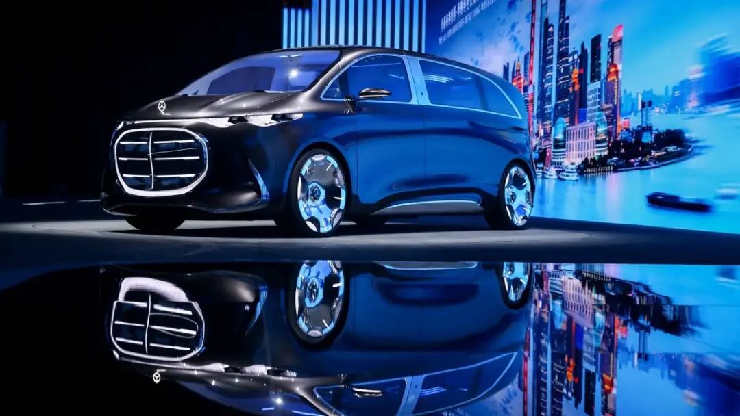 奔驰发布 MPV 概念车 VISION V,内饰科幻,前脸长了「8 块腹肌」