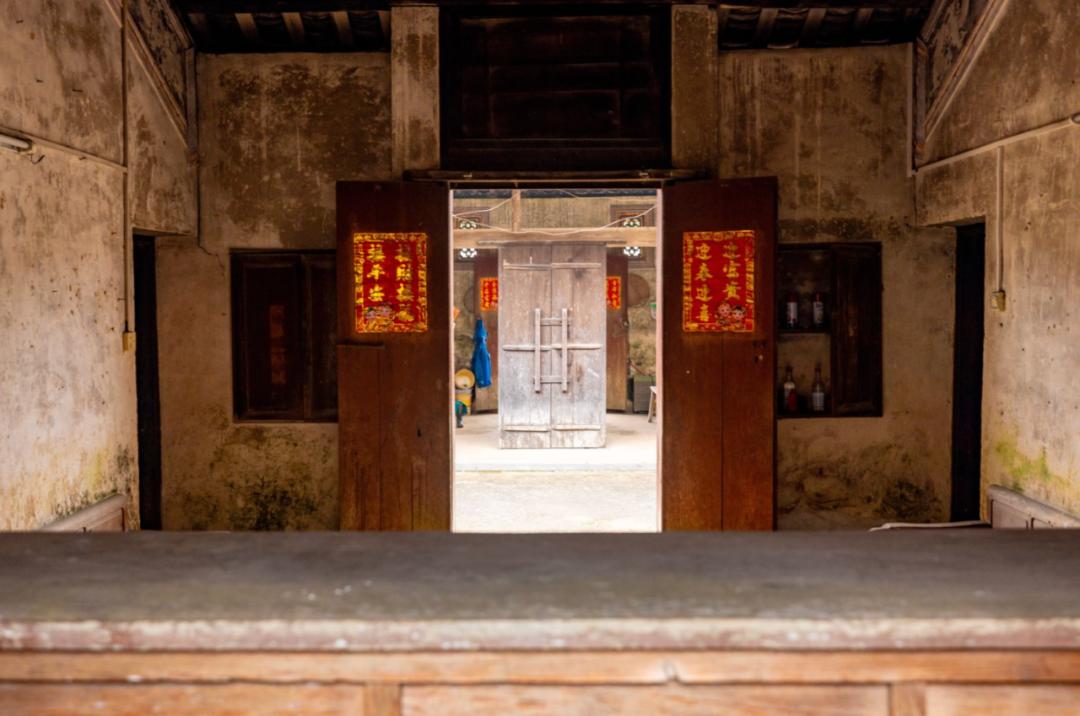 卷不动的年轻人,开始找个村子躺平了