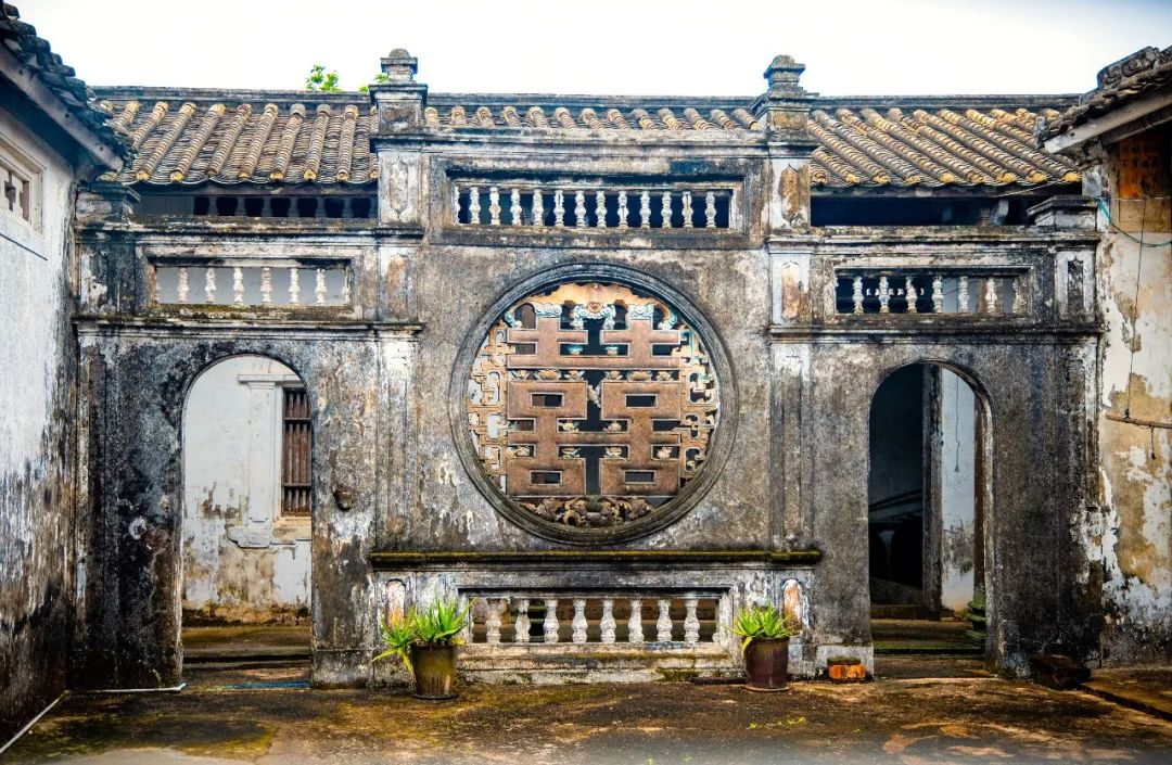 卷不动的年轻人,开始找个村子躺平了