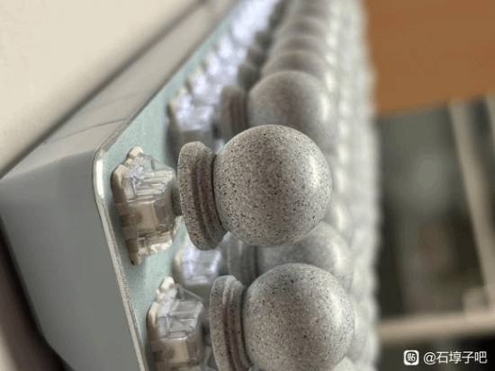 太会玩了!网友推出奇葩配件:石墩子键帽